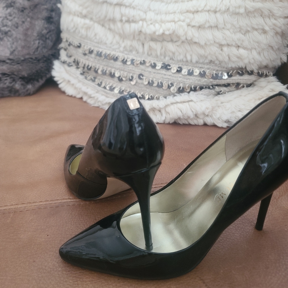 Black pumps ! Heel size @ 4". Shiny leather. Gold inside and hardware. GORGEOUS.